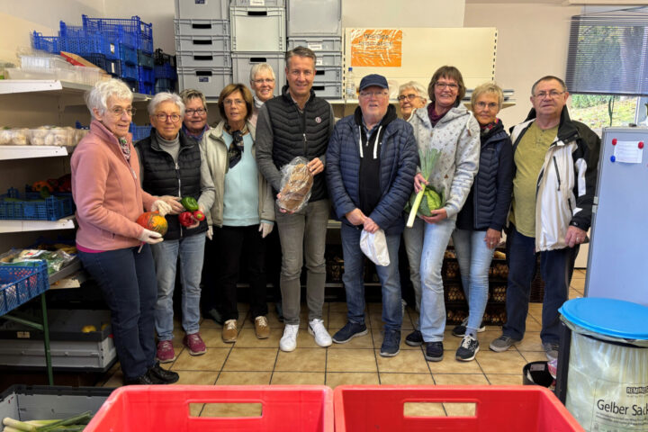 Land­tags­ab­ge­ord­ne­ter Mat­thi­as Kerkhoff besucht den Waren­korb Olsberg